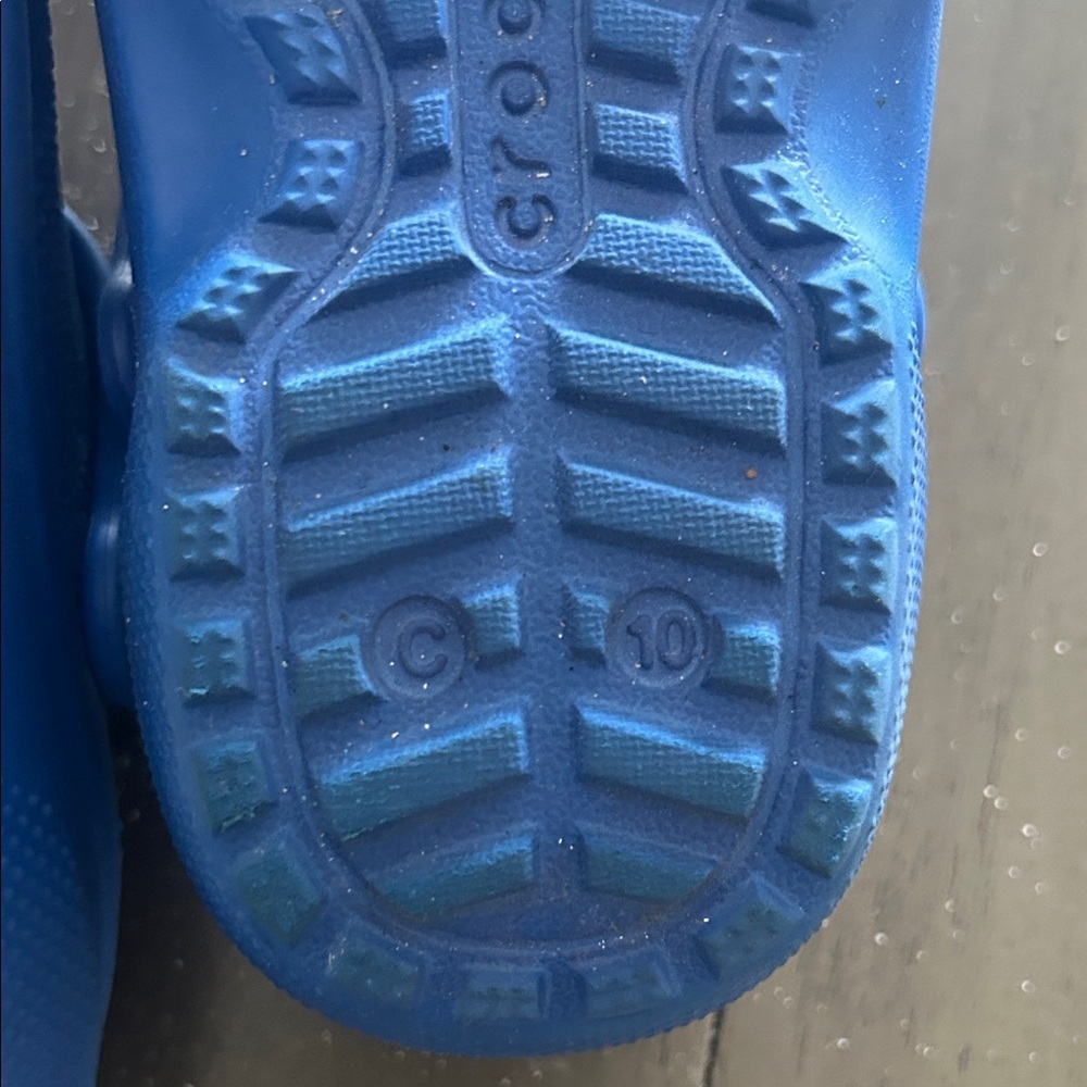 CROCS Kids Vibrant Blue Slippers with Sherpa insole - Picture 5 of 6